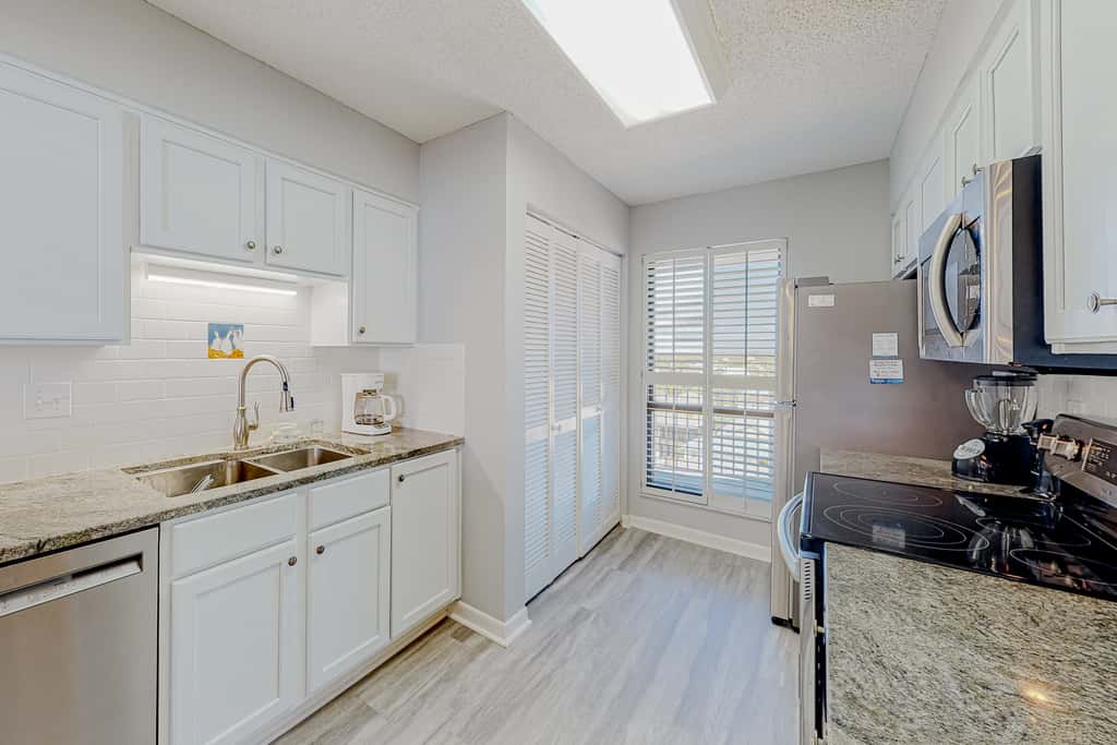 8th Floor condo, Seasonal beach service , Minutes to dining