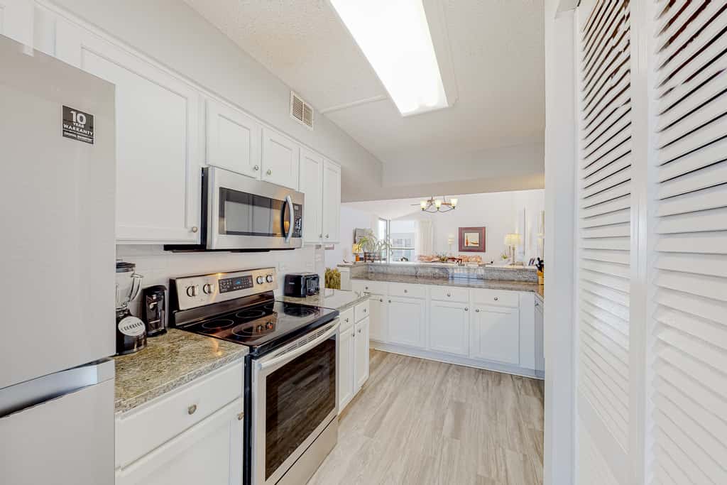 8th Floor condo, Seasonal beach service , Minutes to dining