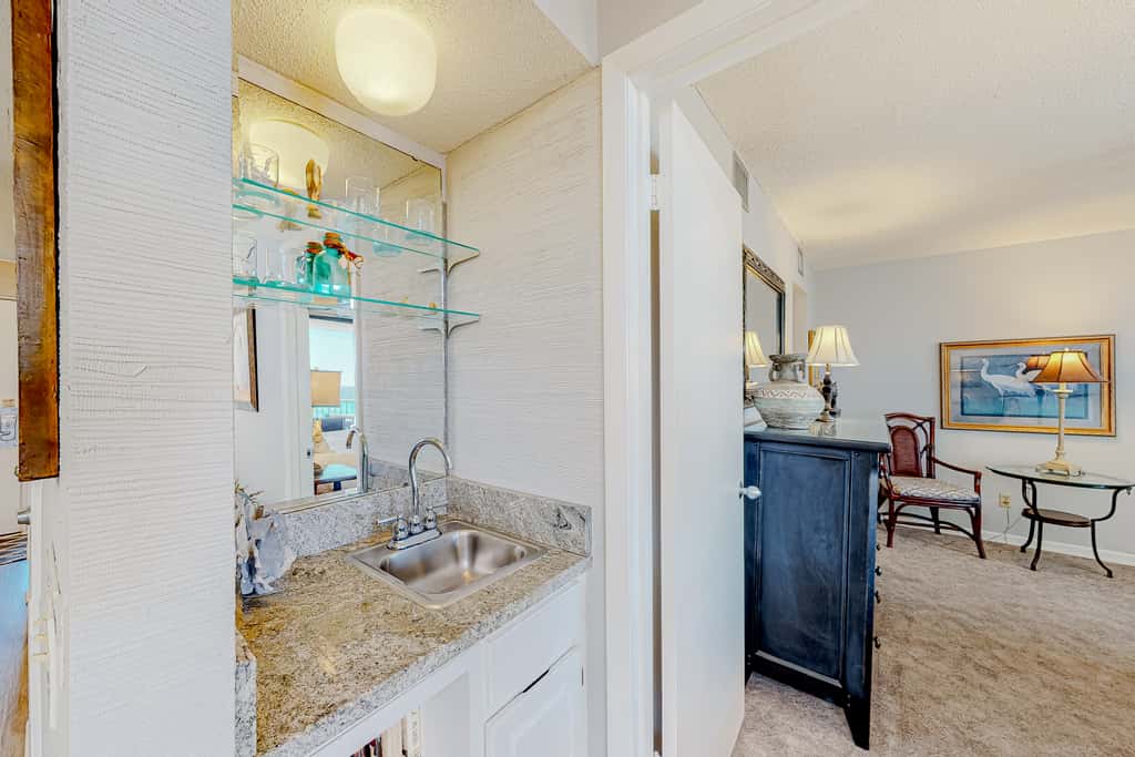 8th Floor condo, Seasonal beach service , Minutes to dining