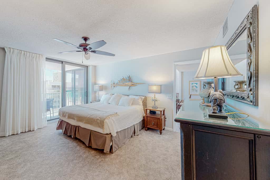 8th Floor condo, Seasonal beach service , Minutes to dining