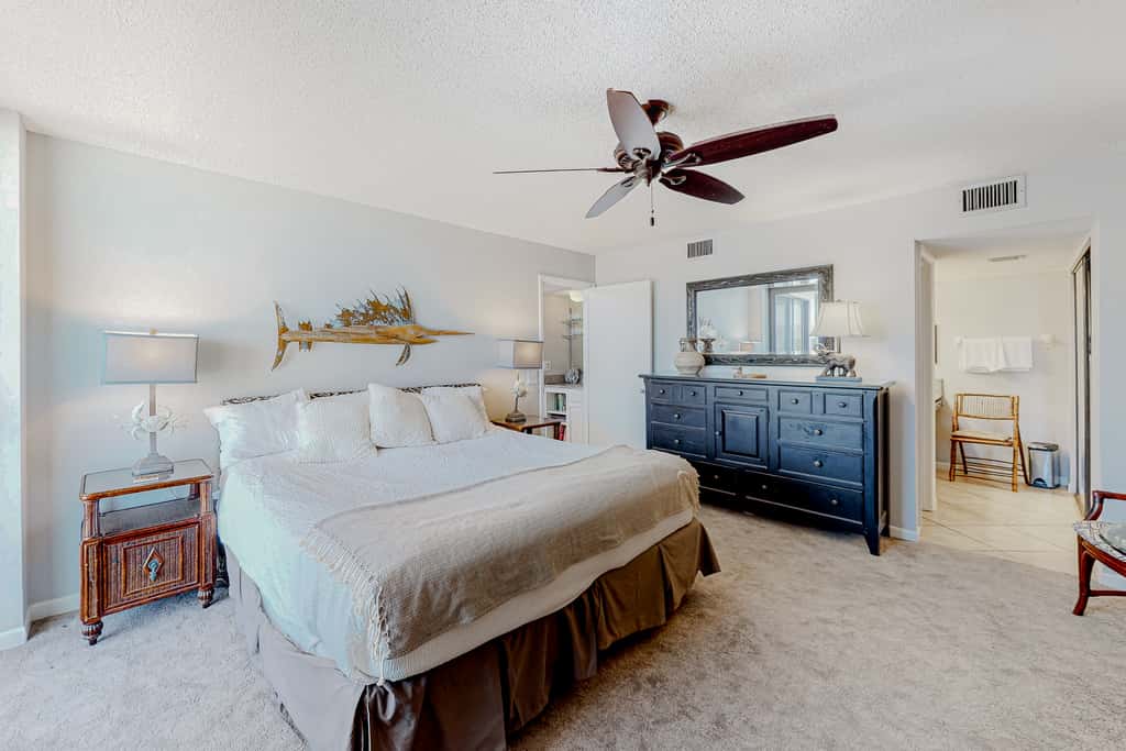 8th Floor condo, Seasonal beach service , Minutes to dining
