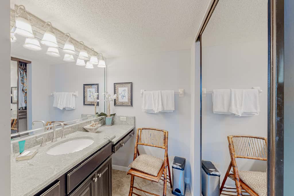 8th Floor condo, Seasonal beach service , Minutes to dining