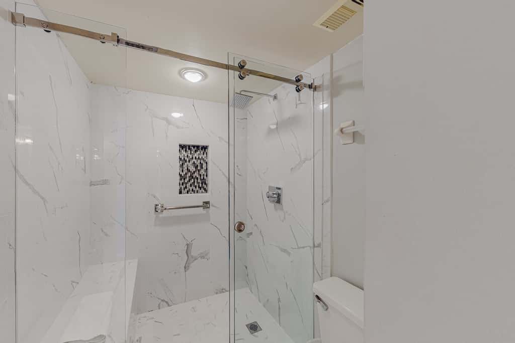 8th Floor condo, Seasonal beach service , Minutes to dining