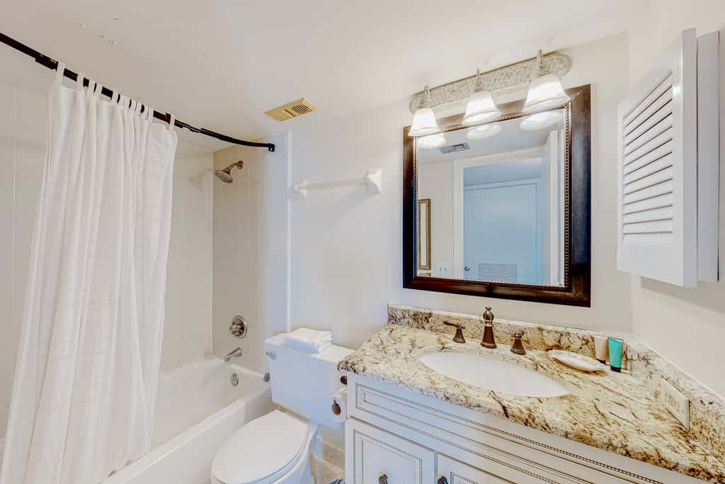 8th Floor condo, Seasonal beach service , Minutes to dining