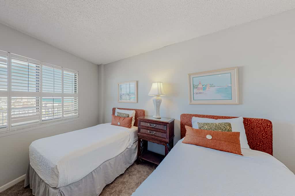 8th Floor condo, Seasonal beach service , Minutes to dining