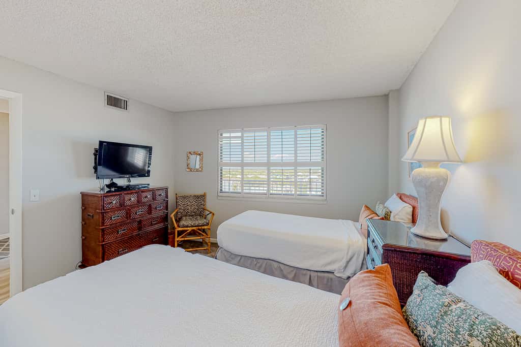 8th Floor condo, Seasonal beach service , Minutes to dining