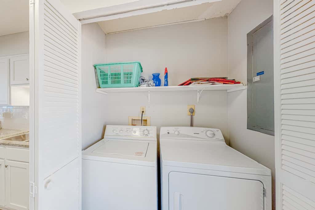 8th Floor condo, Seasonal beach service , Minutes to dining