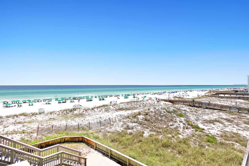 8th Floor condo, Seasonal beach service , Minutes to dining