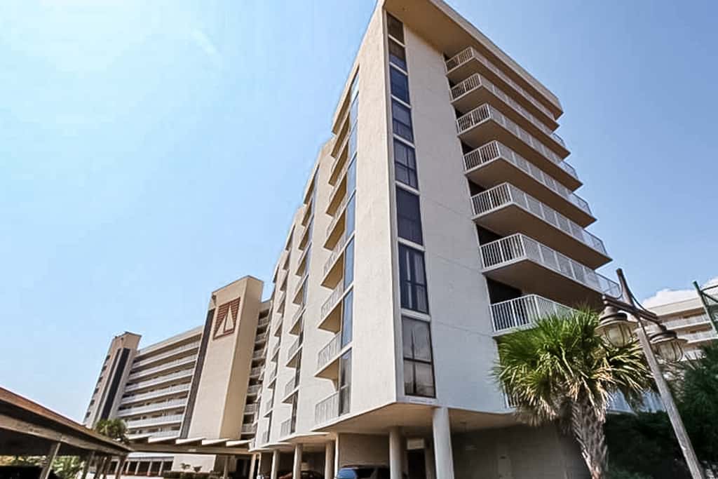 8th Floor condo, Seasonal beach service , Minutes to dining