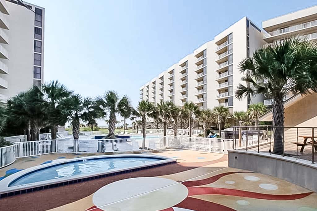 8th Floor condo, Seasonal beach service , Minutes to dining