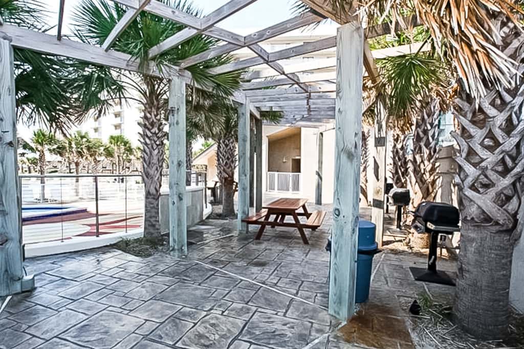 8th Floor condo, Seasonal beach service , Minutes to dining
