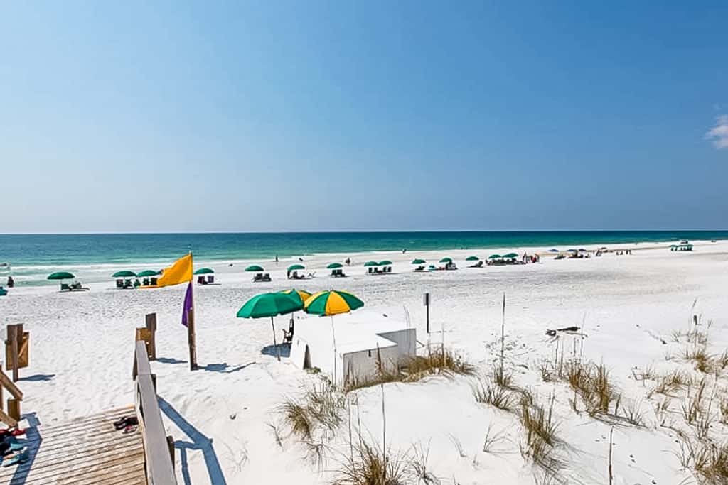 8th Floor condo, Seasonal beach service , Minutes to dining