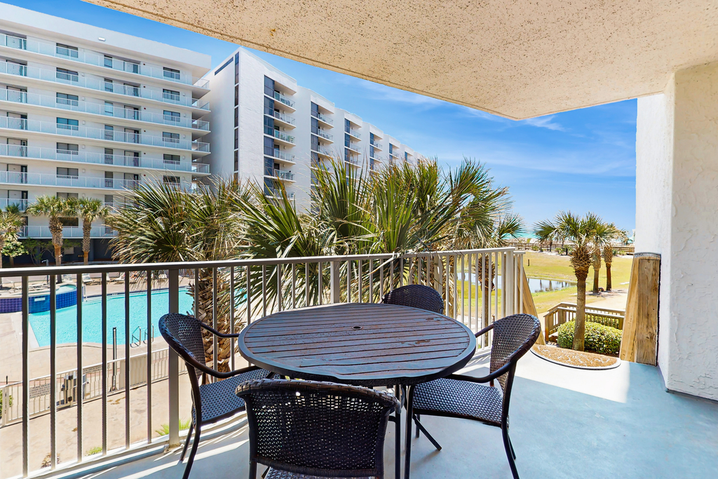 1st floor comfortable Gulf view condo, beach setup included, near dining