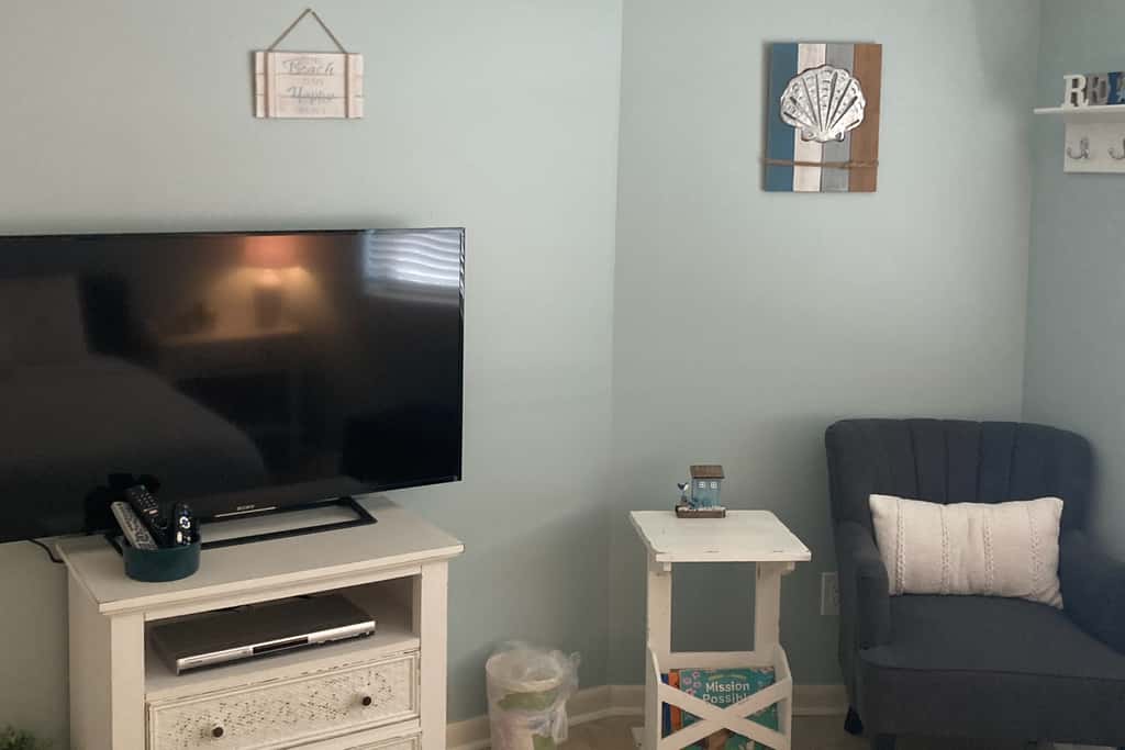 Gulf view condo with WiFi, AC, balcony, on-site pool, hot tub, & beach access
