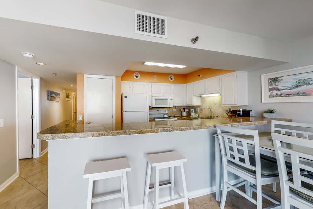 Gulf view condo with WiFi, AC, balcony, on-site pool, hot tub, & beach access