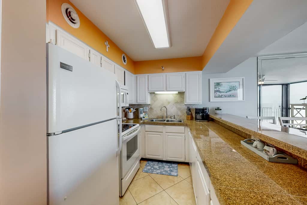 Gulf view condo with WiFi, AC, balcony, on-site pool, hot tub, & beach access