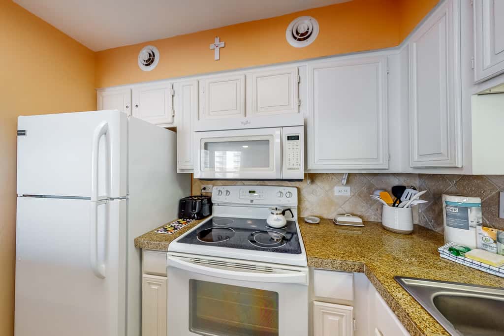 Gulf view condo with WiFi, AC, balcony, on-site pool, hot tub, & beach access