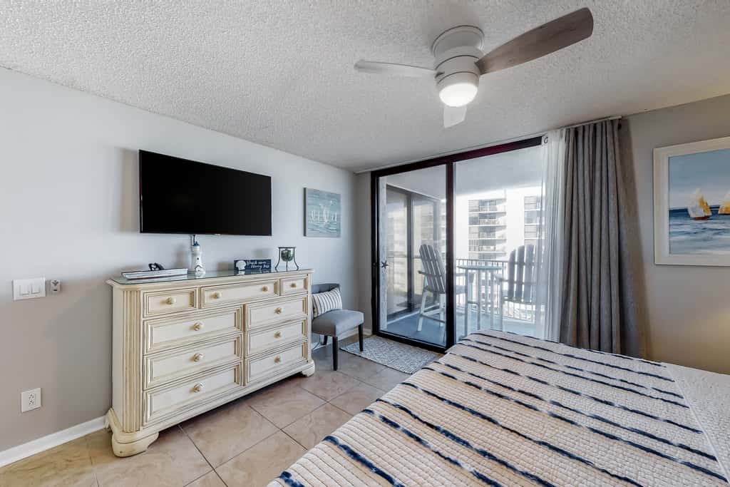 Gulf view condo with WiFi, AC, balcony, on-site pool, hot tub, & beach access