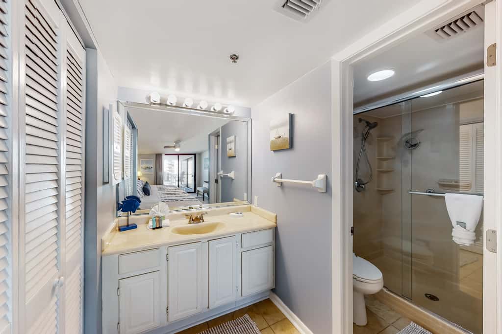 Gulf view condo with WiFi, AC, balcony, on-site pool, hot tub, & beach access