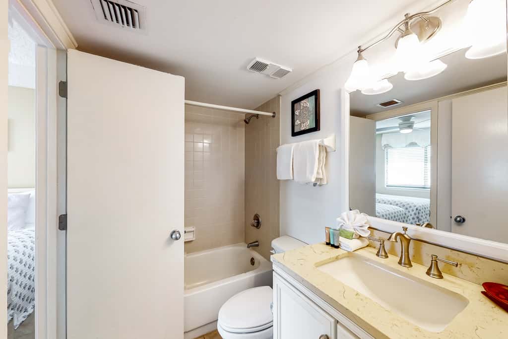 Gulf view condo with WiFi, AC, balcony, on-site pool, hot tub, & beach access
