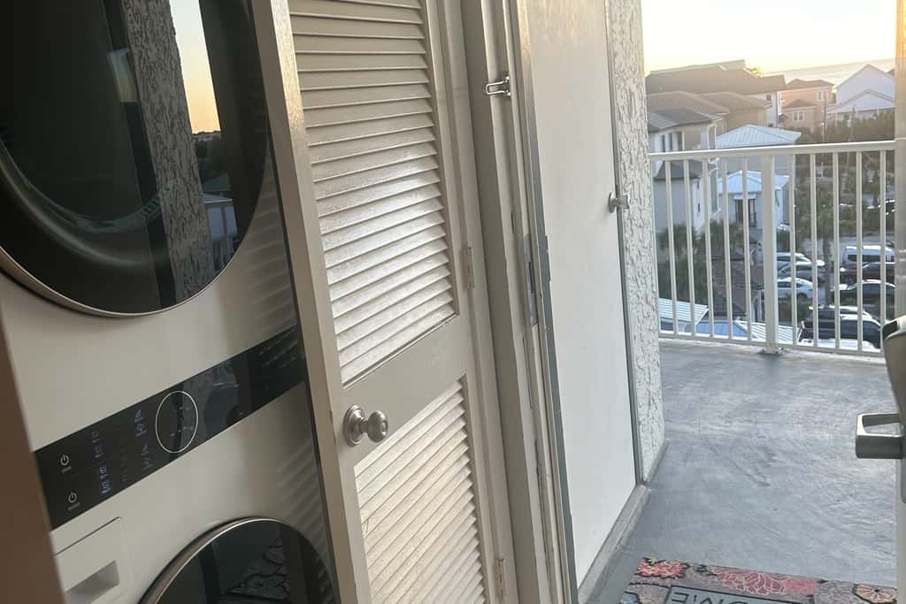 Gulf view condo with WiFi, AC, balcony, on-site pool, hot tub, & beach access