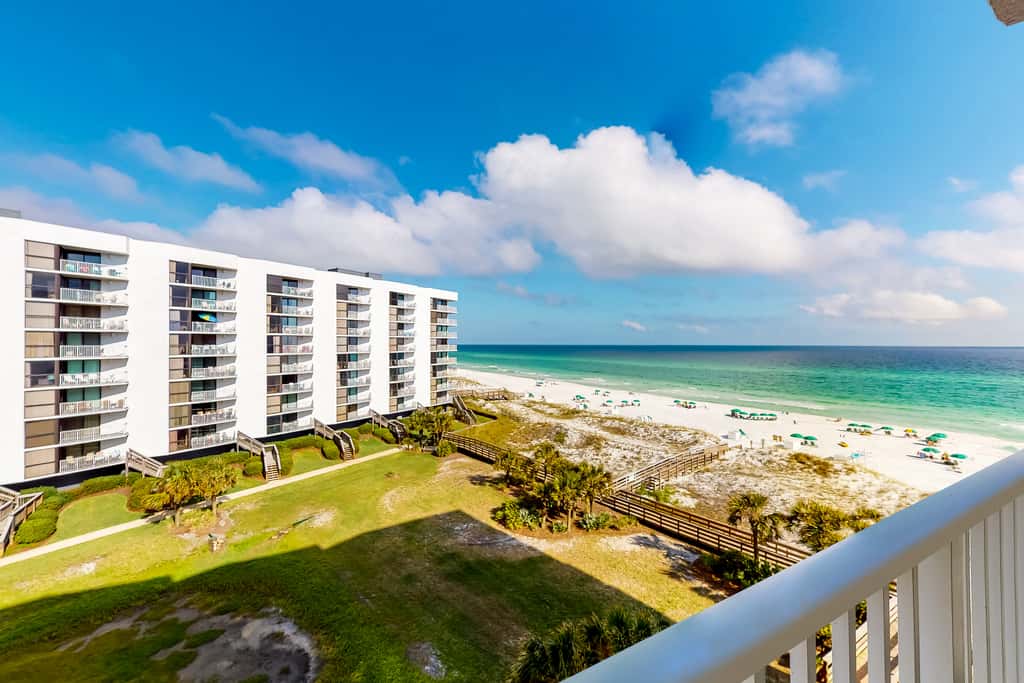 Gulf view condo with WiFi, AC, balcony, on-site pool, hot tub, & beach access