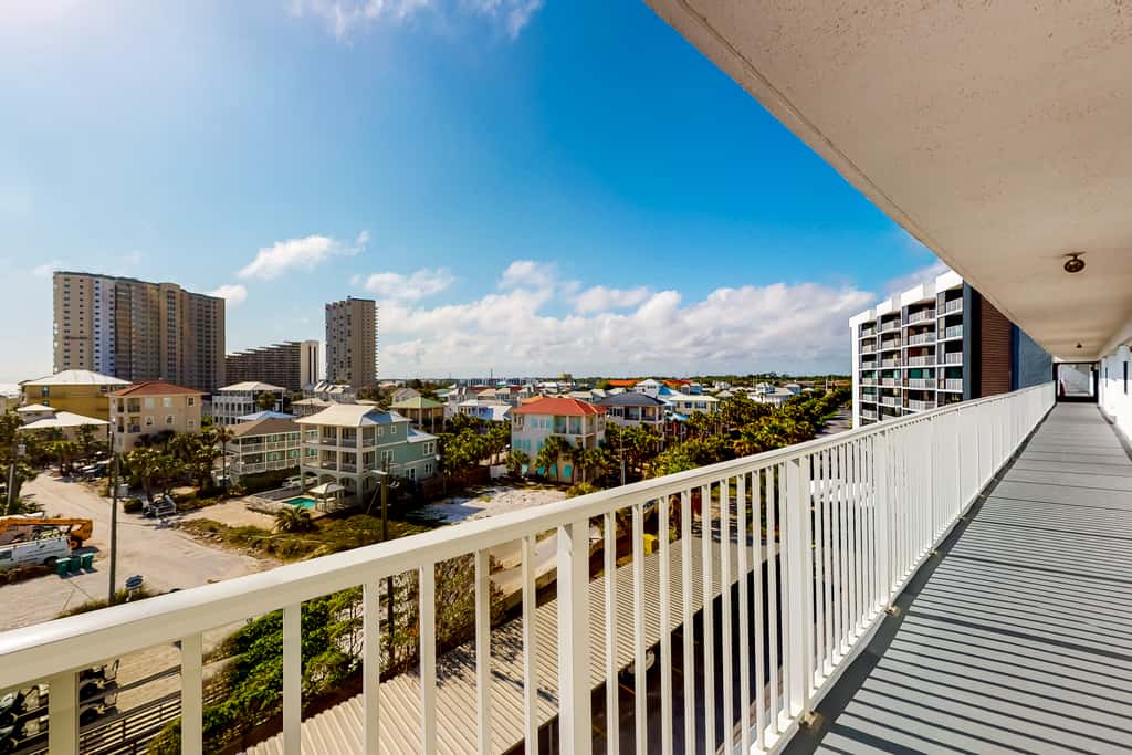 Gulf view condo with WiFi, AC, balcony, on-site pool, hot tub, & beach access
