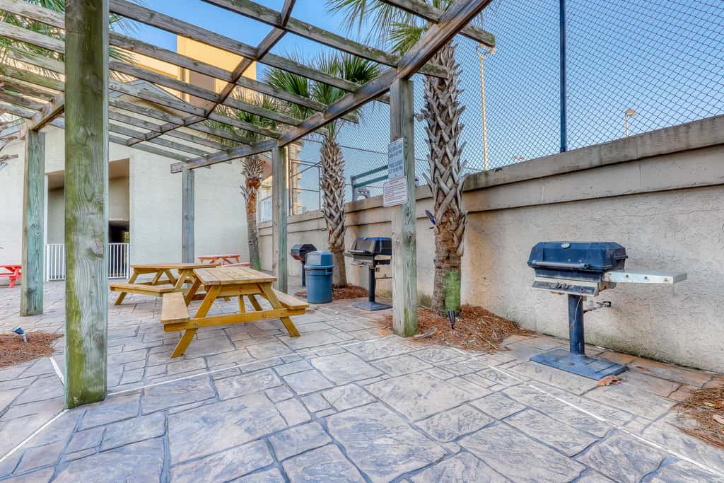 Gulf view condo with WiFi, AC, balcony, on-site pool, hot tub, & beach access