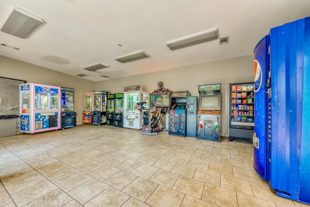Gulf view condo with WiFi, AC, balcony, on-site pool, hot tub, & beach access