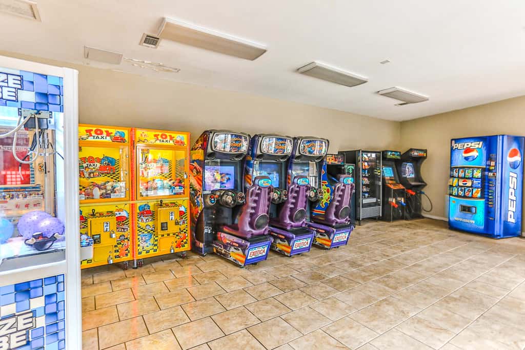 Gulf view condo with WiFi, AC, balcony, on-site pool, hot tub, & beach access