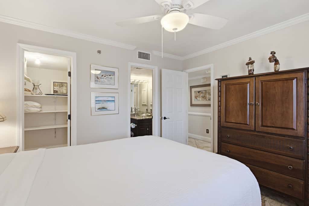 8th Floor Comfortable gulf view Condo, beach setup included, Near dining