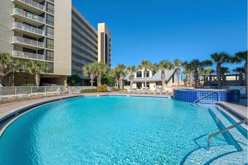 8th Floor Comfortable gulf view Condo, beach setup included, Near dining