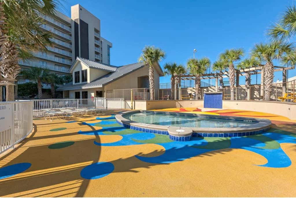 8th Floor Comfortable gulf view Condo, beach setup included, Near dining