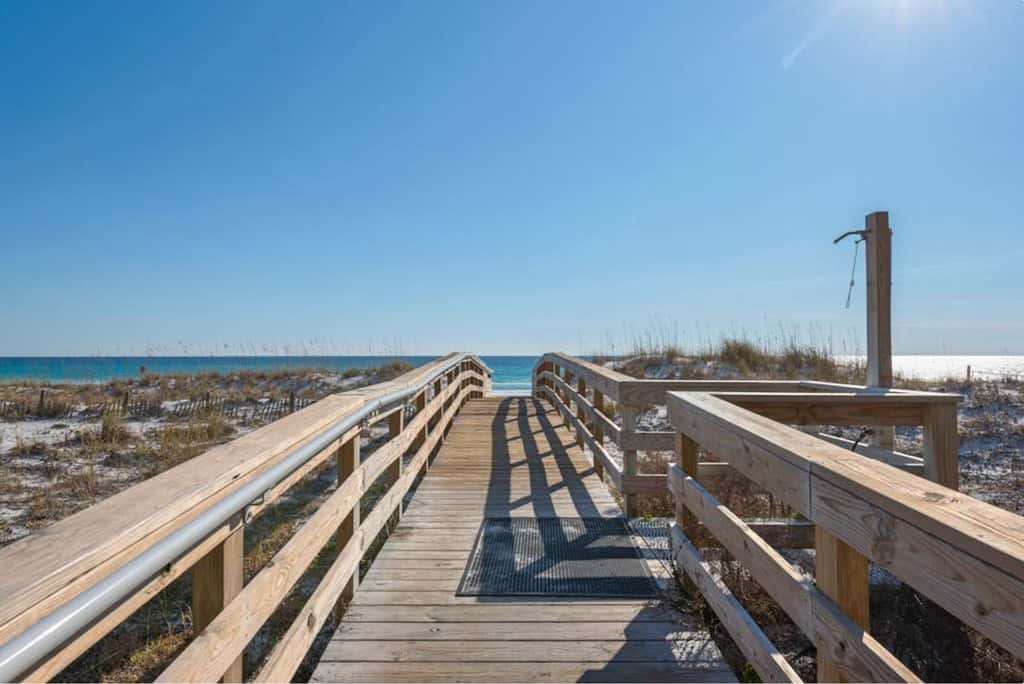 8th Floor Comfortable gulf view Condo, beach setup included, Near dining