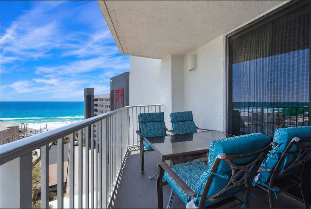 8th Floor Comfortable gulf view Condo, beach setup included, Near dining