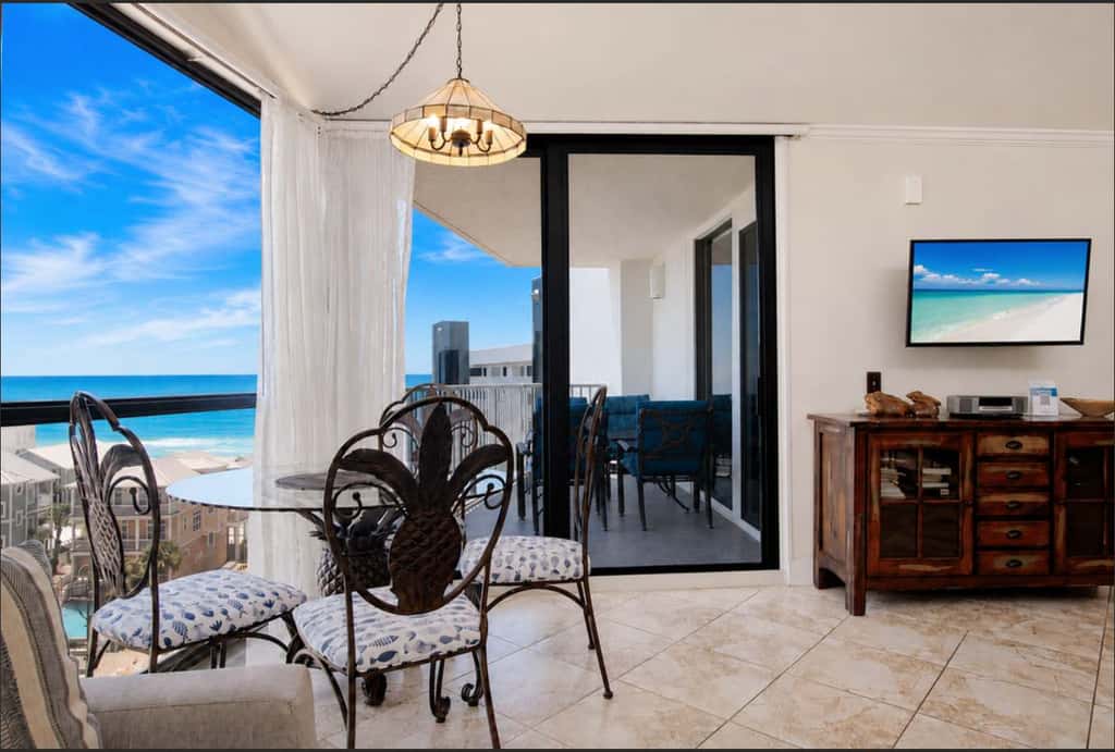 8th Floor Comfortable gulf view Condo, beach setup included, Near dining