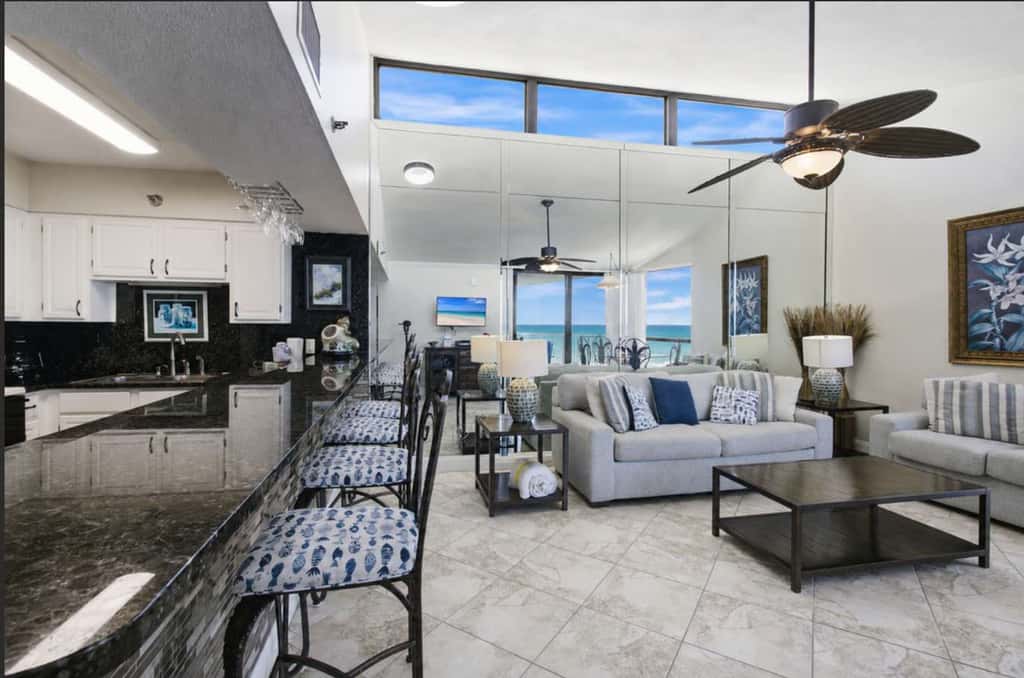 8th Floor Comfortable gulf view Condo, beach setup included, Near dining
