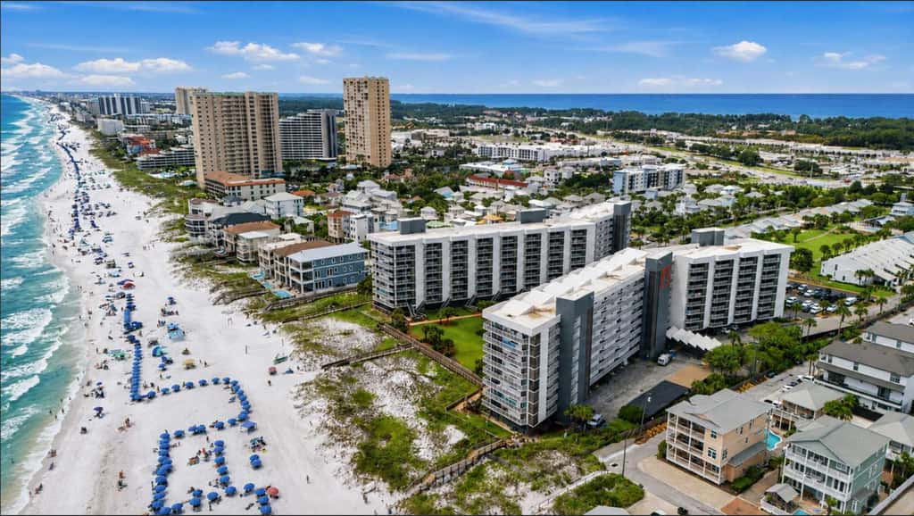 8th Floor Comfortable gulf view Condo, beach setup included, Near dining
