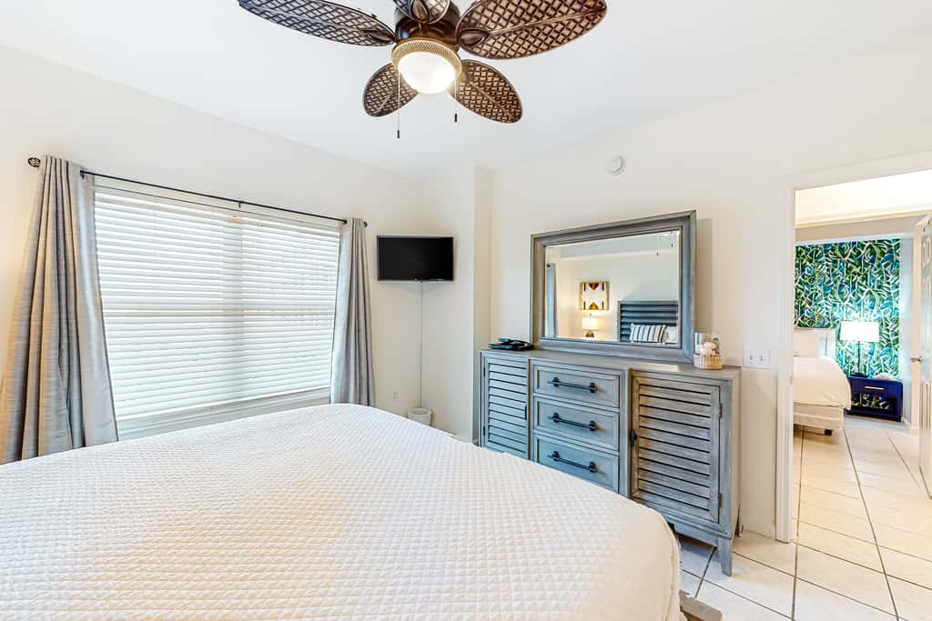 Majestic Sun B1010 Beachfront Bliss with Pool!