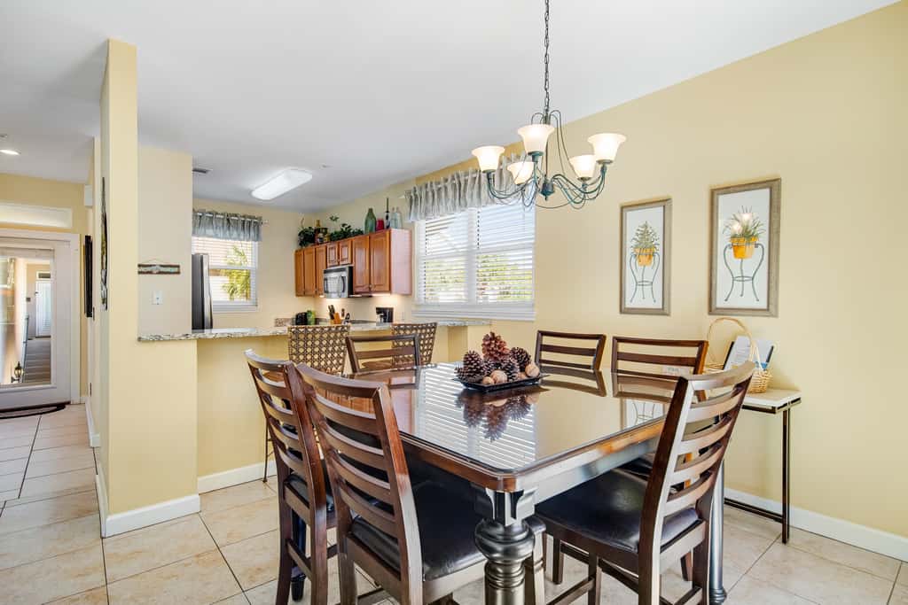 Dog-friendly townhome with golf cart, close to shops, restaurants, pools, & beach