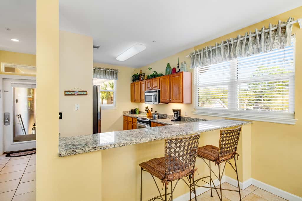 Dog-friendly townhome with golf cart, close to shops, restaurants, pools, & beach