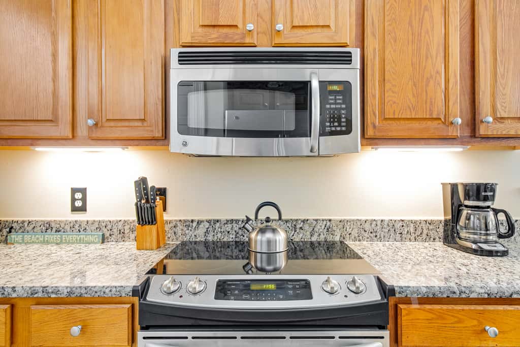 Dog-friendly townhome with golf cart, close to shops, restaurants, pools, & beach