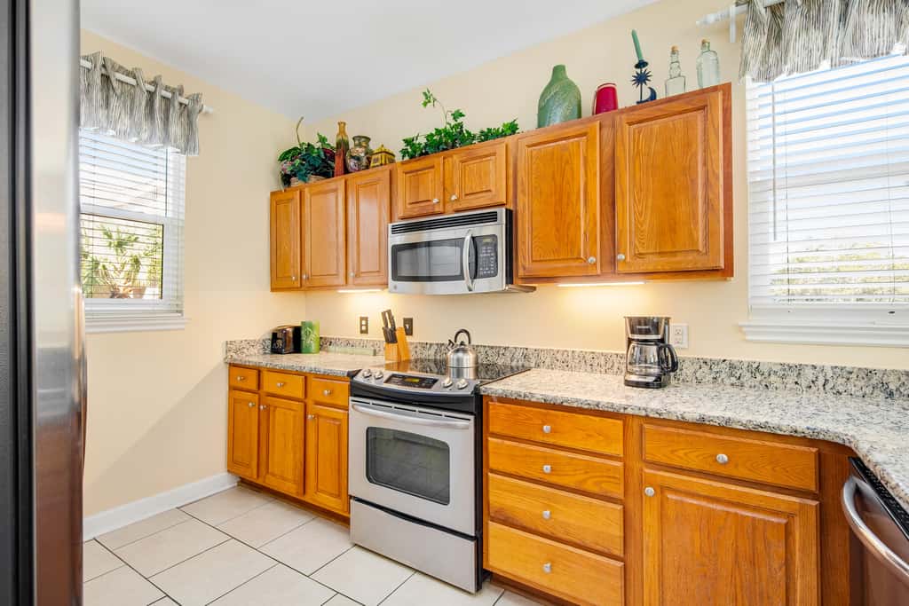 Dog-friendly townhome with golf cart, close to shops, restaurants, pools, & beach
