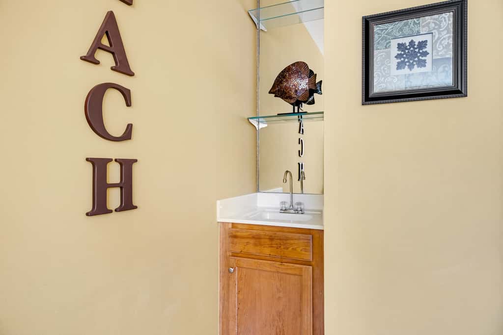 Dog-friendly townhome with golf cart, close to shops, restaurants, pools, & beach