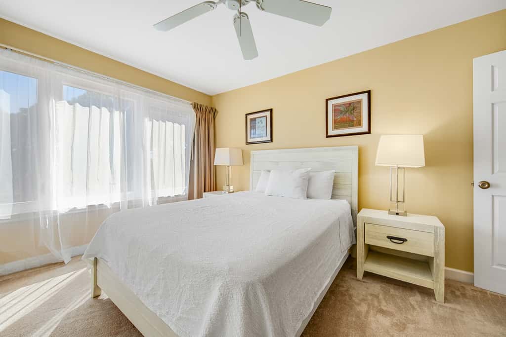 Dog-friendly townhome with golf cart, close to shops, restaurants, pools, & beach