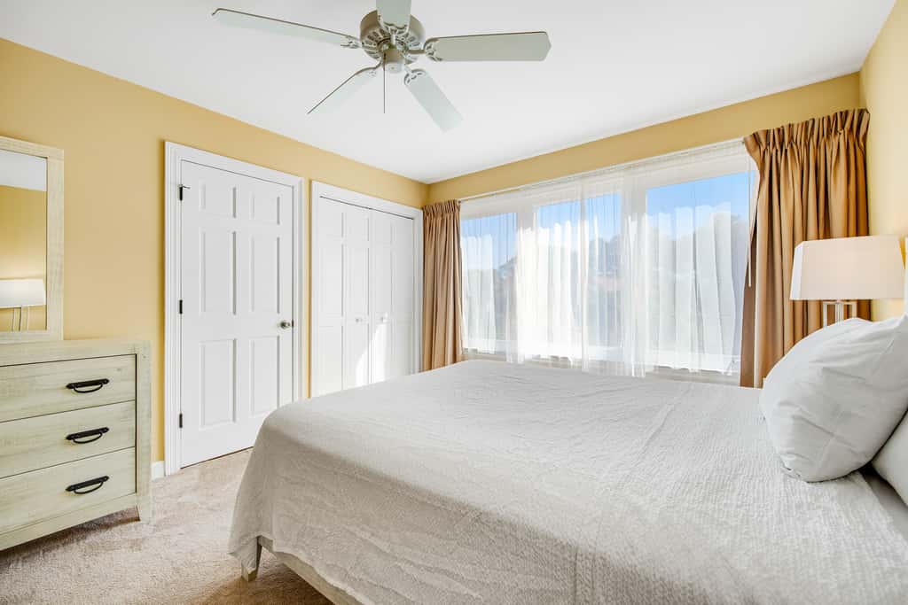 Dog-friendly townhome with golf cart, close to shops, restaurants, pools, & beach