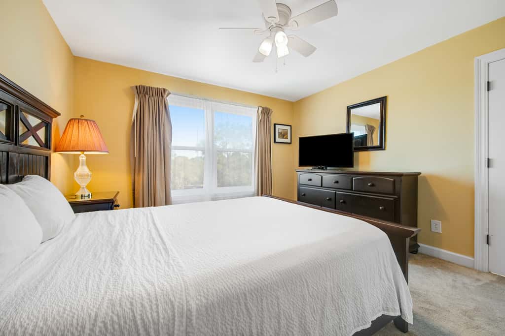 Dog-friendly townhome with golf cart, close to shops, restaurants, pools, & beach