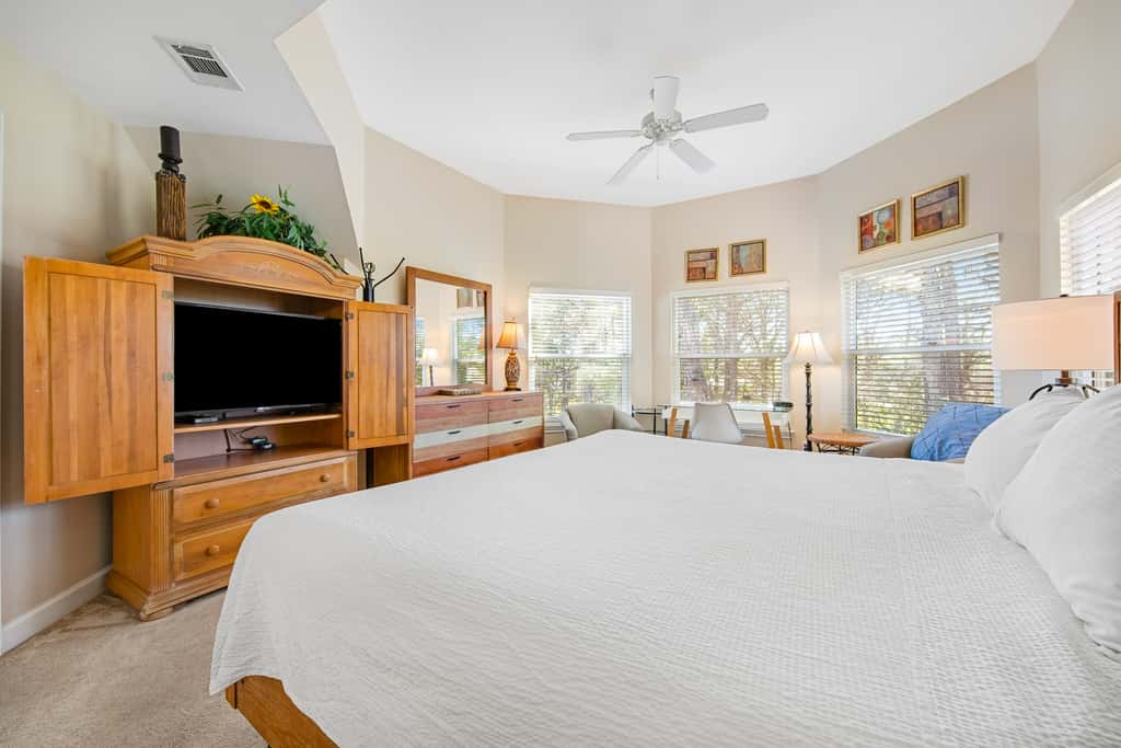 Dog-friendly townhome with golf cart, close to shops, restaurants, pools, & beach