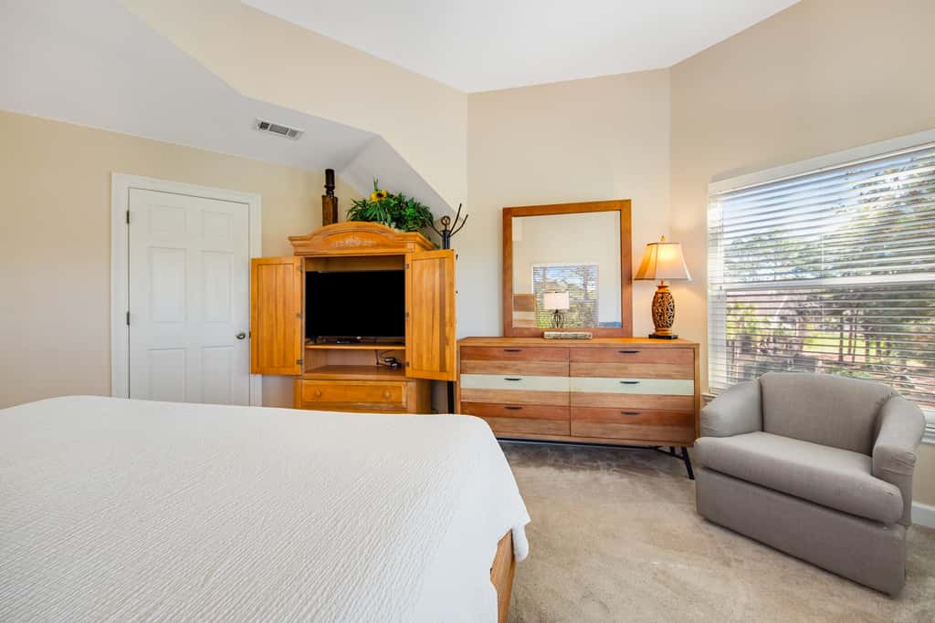 Dog-friendly townhome with golf cart, close to shops, restaurants, pools, & beach