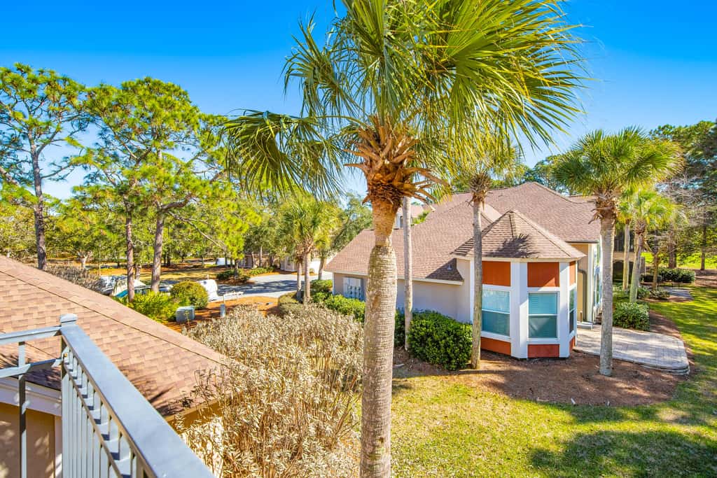 Dog-friendly townhome with golf cart, close to shops, restaurants, pools, & beach